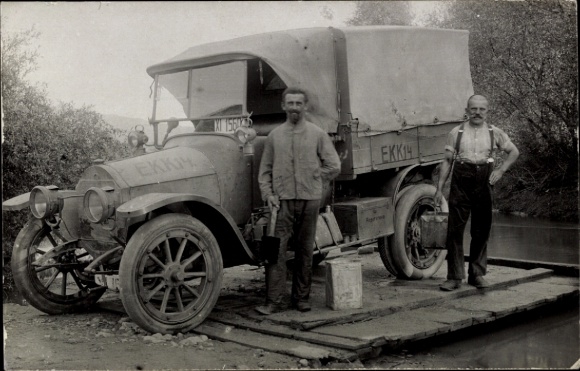foto Ak Twee mannen met een bestelbus met canvas dak, EKK 14, Hans