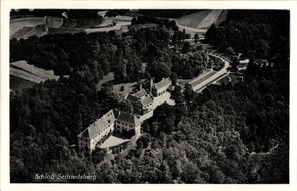 Ak Seifriedsberg Blaichach im Oberallgäu, Luftaufnahme von Schloss  umgebende Landschaft