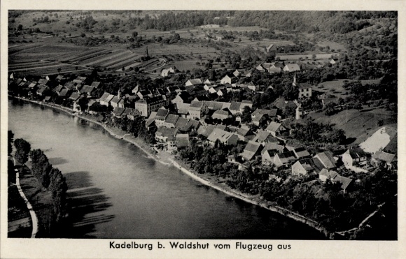 Ak Kadelburg Küssaberg Baden Württemberg, Luftaufnahme von Kadelburg, Häuser am Fluss, sanfte Hüg