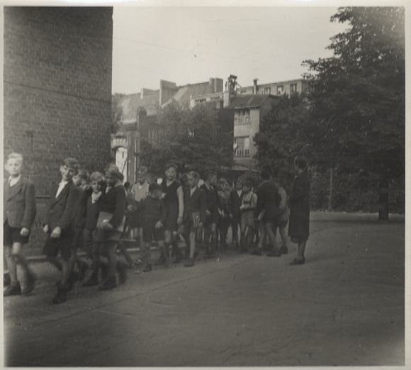 Oryginalne zdjęcia Berlin Tempelhof, uczniowie szkoły społecznej Manteuffelstrasse 66, około 1946 r., 12 x 13 cm