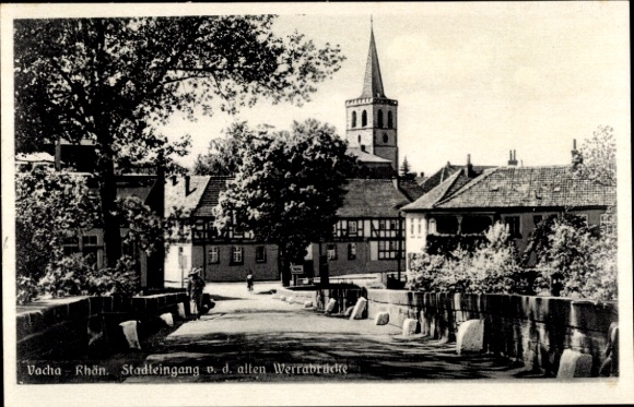 Ak Vacha in de Rhön Thüringen, stadspoort aan de oude Werrabrug, is afgebeeld, huizen, kerk