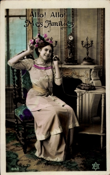 Ak Laval Mayenne, Eine junge Frau telefoniert. Im Hintergrund ist ein Kamin und eine Uhr zu se...