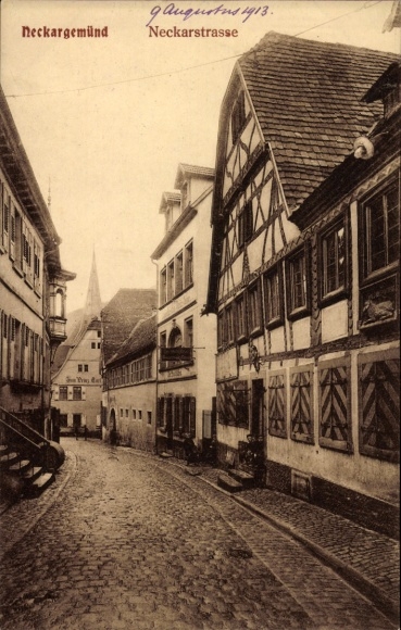 Ak Neckargemünd am Neckar,  Straße, Fachwerkhäuser, Kirche im Hintergrund, alte Atmosphäre