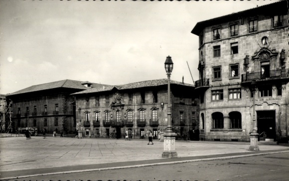Ak Oviedo Asturië Spanje, Kathedraalplein en Heredia-paleis