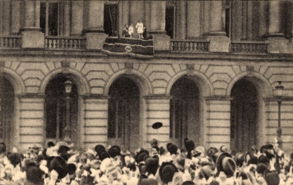 Postcard Bruxelles Brussels, L'Avènement du Roi Léopold III, Family Royal au balcon du Palais