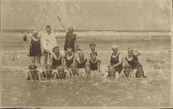 Photo Postcard North Sea resort Wangerooge, bathers in swimsuits on the beach, group photo, 1924