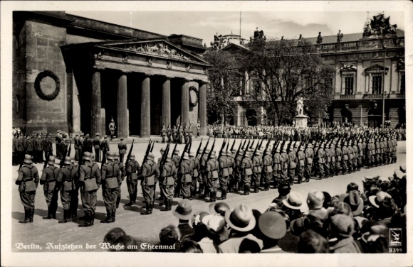 Postcard Berlin Mitte, Unter den Linden, raising the guard at the memorial