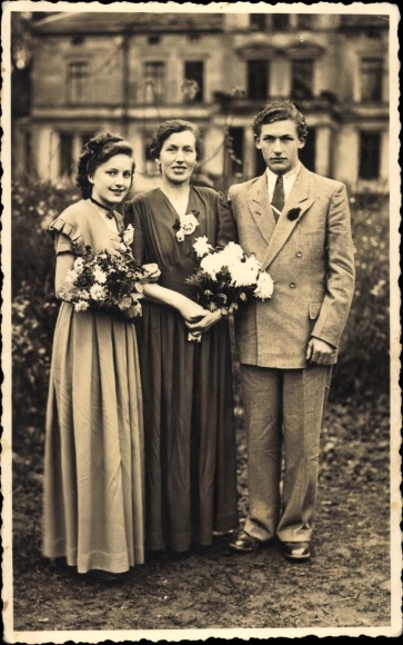 Photo Postcard Bützow in Mecklenburg, man and two young women, still portrait, suit, dresses, flowers
