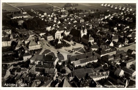 Ak Altötting in Oberbayern, Luftaufnahme von  Sicht auf Stadtplatz, Kirche, Häuser