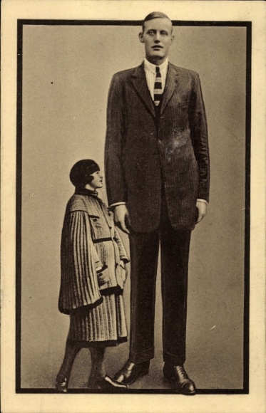 Postcard Van Albert, tall man with woman