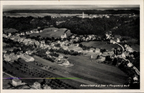 Ak Altenstadt an der Iller, Luftbild von Altenstadt, Häuser, Landwirtschaft, Landschaft