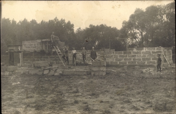 Photo Postcard bricklayer at work, construction site, 1957