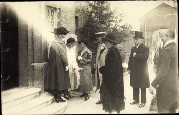 Photo Postcard Men and women in front of a building, 1922