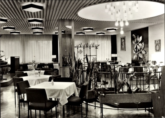 Ak Ruhla in Thüringen, Gemütliches Restaurant, Stuhl- und Tischanordnung, elegante Beleuchtung