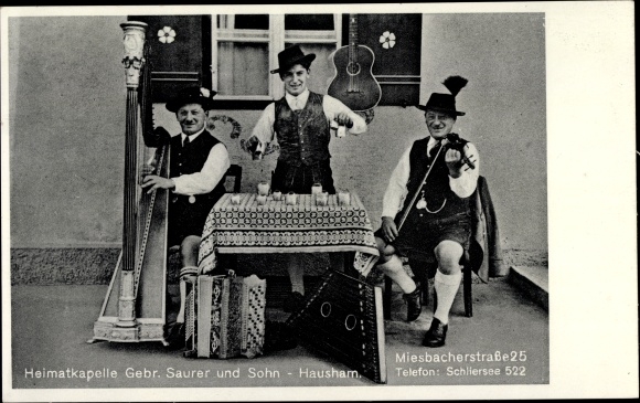 Postcard Hausham in Oberbayern, Heimatkapelle Gebr. Saurer und Sohn, Miesbacherstraße 25, costume, harp