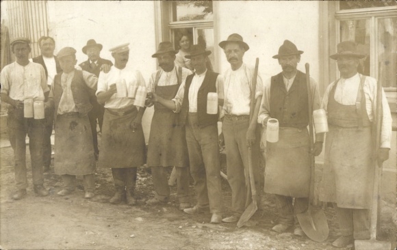 Foto Ak Ehingen an der Donau, Männergruppe in Arbeitskleidung, Spaten, Bierkrüge