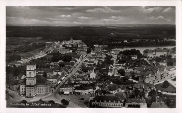 KP Neustrelitz w Meklemburgii, zdjęcie lotnicze domów, w tle krajobraz