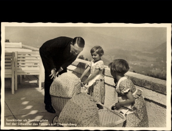Ak Führer und Reichskanzler Adolf Hitler, zwei Mädchen mit Puppenwagen, am Obersalzberg