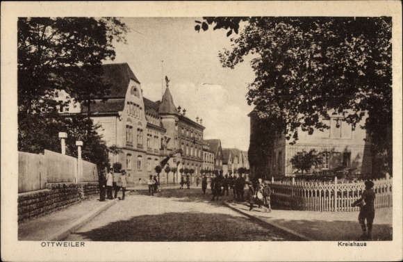PC Ottweiler in the district of Neunkirchen Saarland, district house, street section