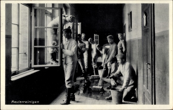 Ak Deutsche Wehrmacht, Revierreinigen, Soldaten bei Fenster- und Bodenreinigung