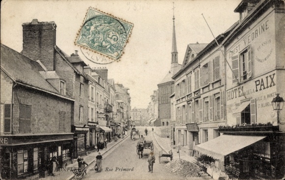 Ak Honfleur Calvados, Strasse Rue Prémord, Kirchturm, Hotel Paix, Szenen des Alltags