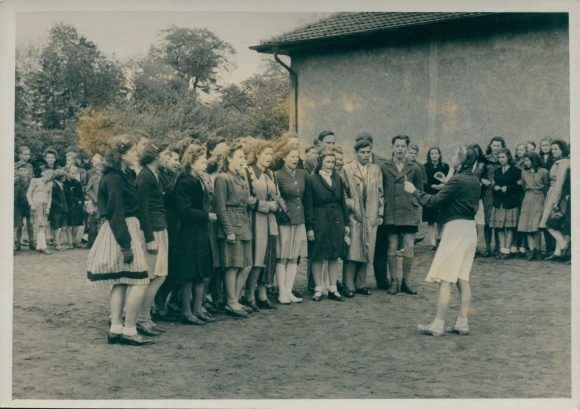 Fot. Schirner Berlin, Falkensee w Havelland, uroczystość 1 maja, liceum na konkursie śpiewu klas