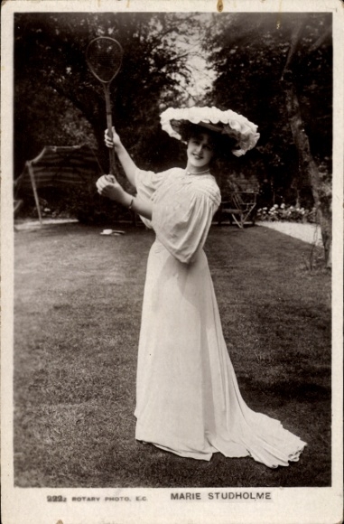 Ak Schauspielerin Miss Marie Studholme, Standportrait, Tennisschläger