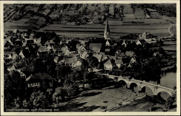 Ak Untermünkheim am Kocher Baden Württemberg, Luftaufnahme von  Kirche, Brücke, ländliche Umgebun