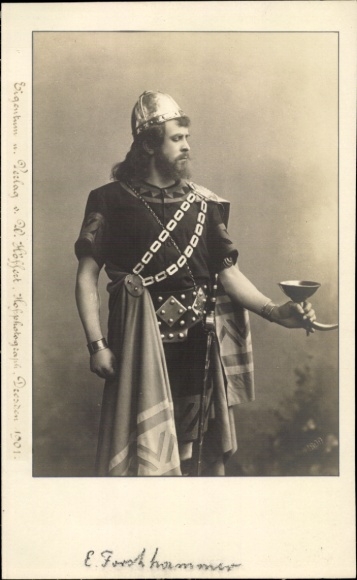 Photo Postcard portrait of an artist, opera singer?