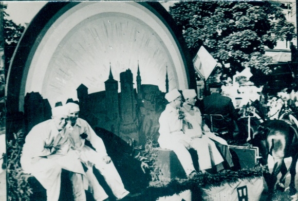 Collective picture picture documents of our time No. 140 millennium celebration Bautzen 1933, car of the painters&#39; guild