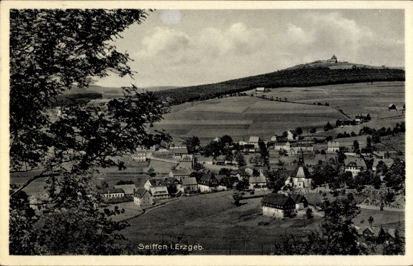 Ak Seiffen im Erzgebirge, Landschaftsaufnahme mit Häusern, Bäumen, Kirche, Hügel, Wolken