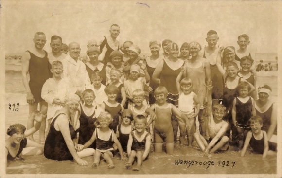 Photo Postcard North Sea resort Wangerooge, bathers in swimwear on the beach, group photo, children, 1927