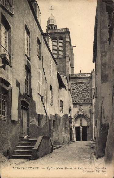 Postcard Montferrand Gironde, street with houses, church Notre-Dame de Délivrance on the left