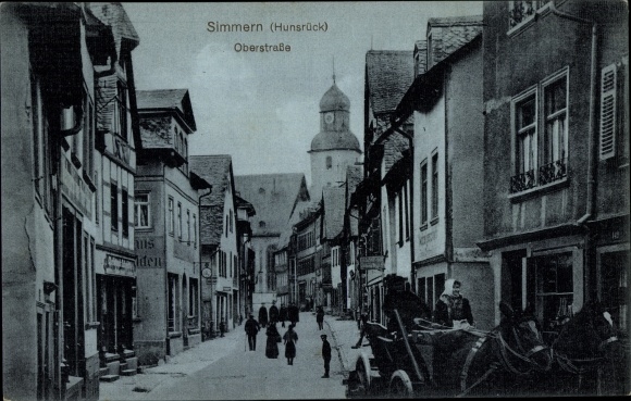 Postcard Simmern in the Rhein Hunsrück district, lot in Oberstrasse, carriage, shops, church tower