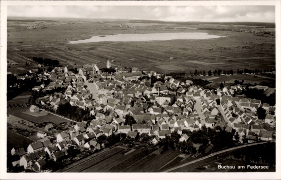 Ak Bad Buchau am Federsee Oberschwaben, Luftaufnahme von Buchau, Federsee, zahlreiche Dächer, wei