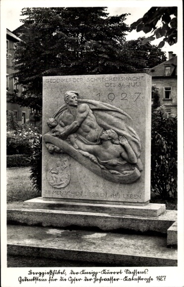 Ak Berggießhübel in Saksen, gedenksteen voor de slachtoffers van de watersnoodramp van 1927