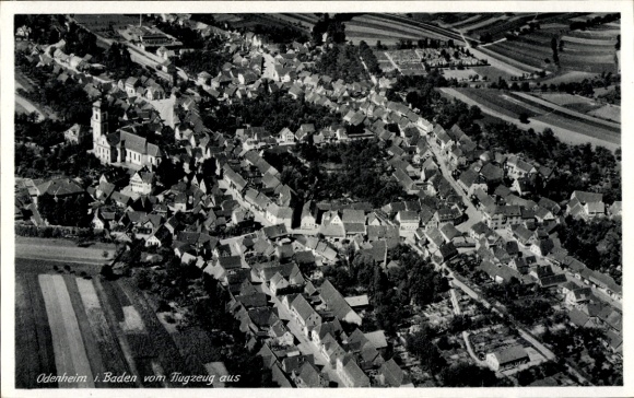 Ak Odenheim Östringen im Kraichgau, Luftaufnahme von  viele Häuser, Kirche, umliegende Felder