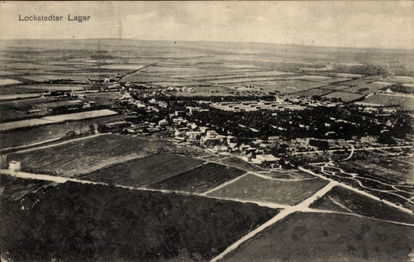 Ak Lockstedt in Holstein, Lockstedter Lager, Luftaufnahme, Stadtansicht, Felder, lockere Bebauung