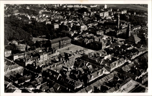 Ak Erlangen in Mittelfranken Bayern, Luftaufnahme von  s Stadtbild, Marktplatz