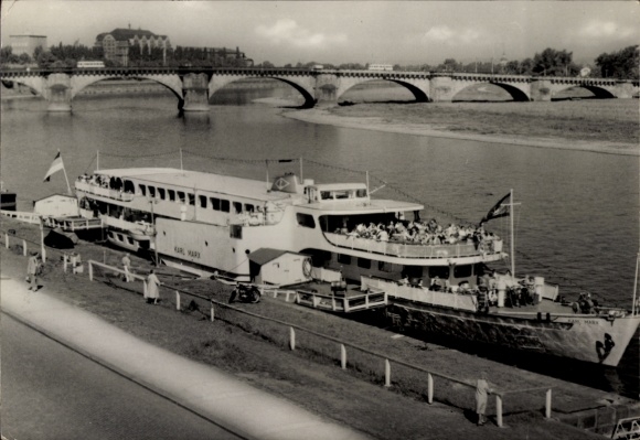 Ak Dresden, Weiße Flotte, Dampfer Karl Marx an der Anlegestelle, Elbe, Brücke