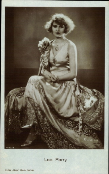 Ak-actrice Lee Parry, portret in avondjurk, Ross Verlag 1083/3