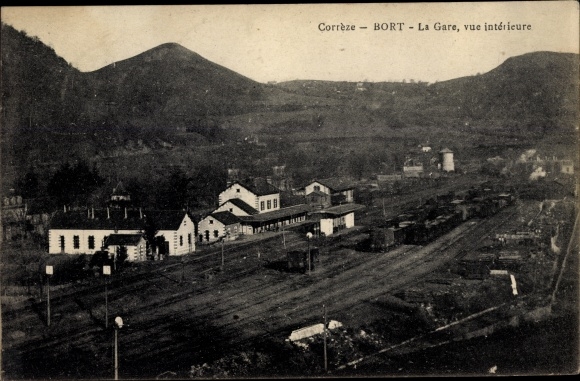 Postcard Bort Les Orgues Corrèze, La Gare, interior bird&#39;s eye view, freight cars