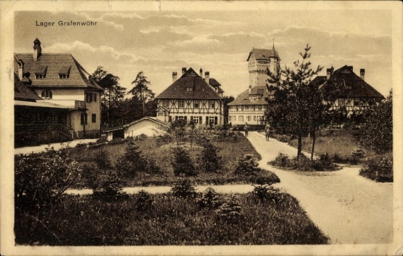 Ak Grafenwöhr in der Oberpfalz Bayern, Lager  historische Gebäude, großes Gelände, Bäume, Wolken