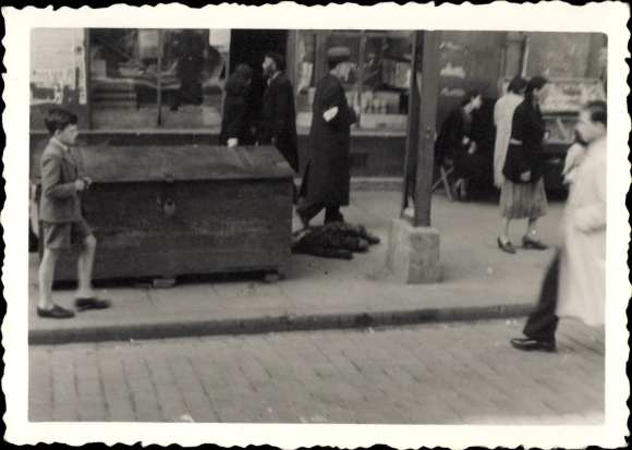 Judaica Photo Jews in the Warsaw Ghetto, corpse on the street?, street scene