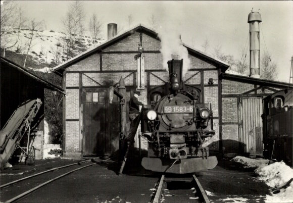Ak Jöhstadt im Erzgebirge Sachsen, Dampflok 99 1583-6, Lokomotivschuppen, Schmalspurbahn, Schnee