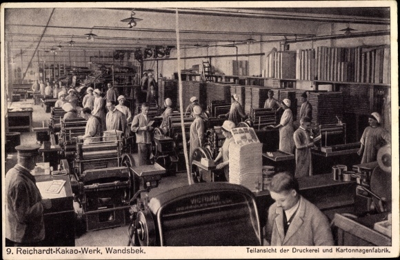 Ansichtkaart Hamburg, gedeeltelijk zicht op de drukkerij- en kartonfabriek, machines, arbeiders, opzichters