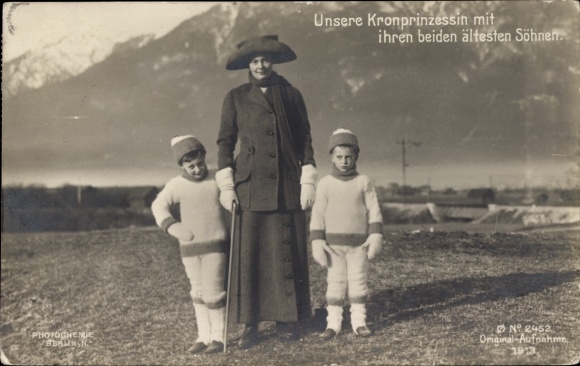 Ak Kronprinzessin Cecilie von Preußen, Beide älteste Söhne, PH Berlin 2452