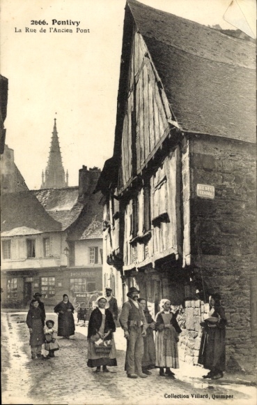 Picture Pontivy Morbihan, street scene, old houses, people in traditional clothes, church in the background