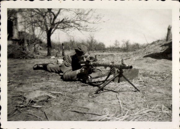 Foto Deutsche Wehrmacht, Soldat am MG 34 in Stellung