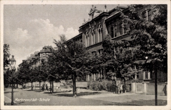 Ak Markranstädt in Sachsen, Markranstädt-Schule, Bäume, Straßenlaterne, Menschen